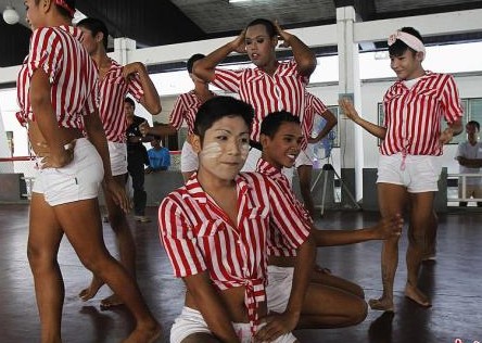 曼谷监狱囚犯大跳骑马舞 看录像带模仿舞蹈